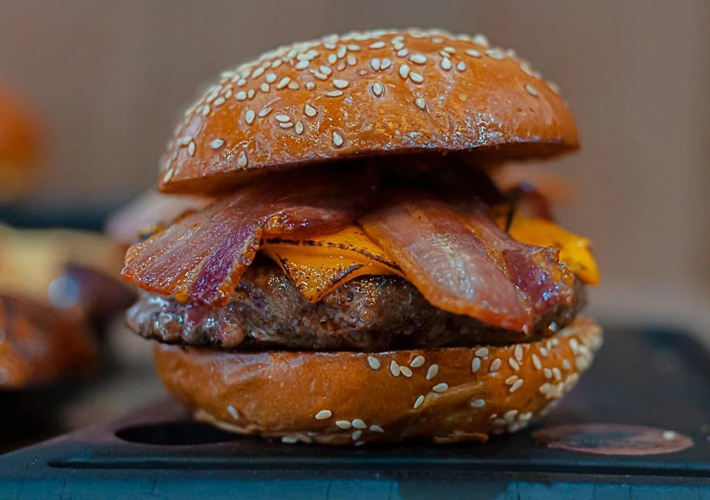 Hambúrguer finalizado com queijo e bacon, em fotografia fornecida pela American Steak Brasil